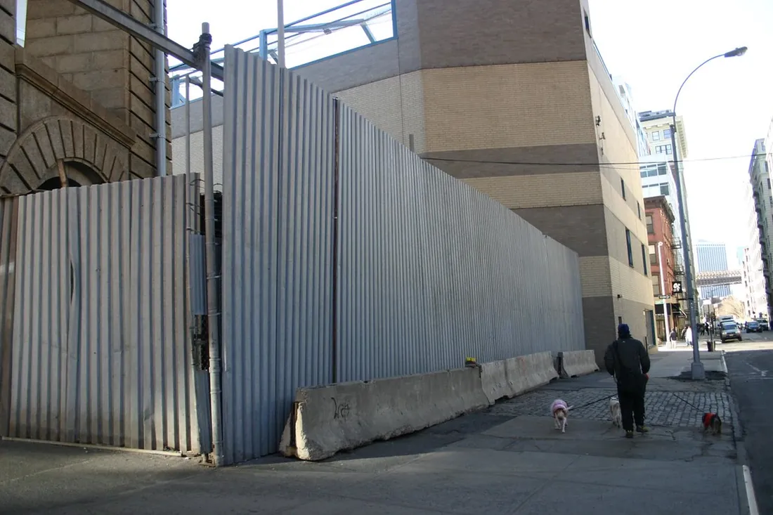Aluminium boundary fence at an Auckland home frontage